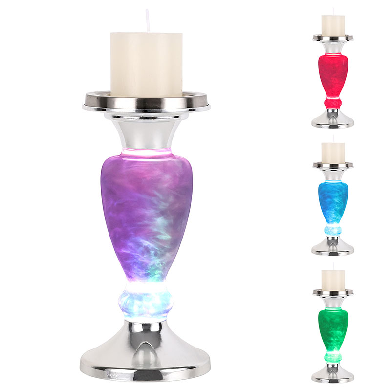 बादल भरी रात में मोमबत्ती के साथ रोशनी